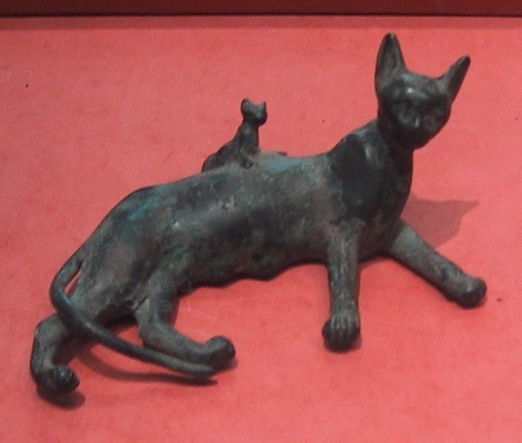 ancient_egyptian_bronze_statue_of_a_reclining_cat_and_kitten-5829047