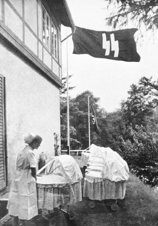 bundesarchiv_bild_146-1973-010-112c_schwester_in_einem_lebensbornheim-1216563