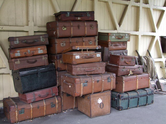 old-luggage2-8072313